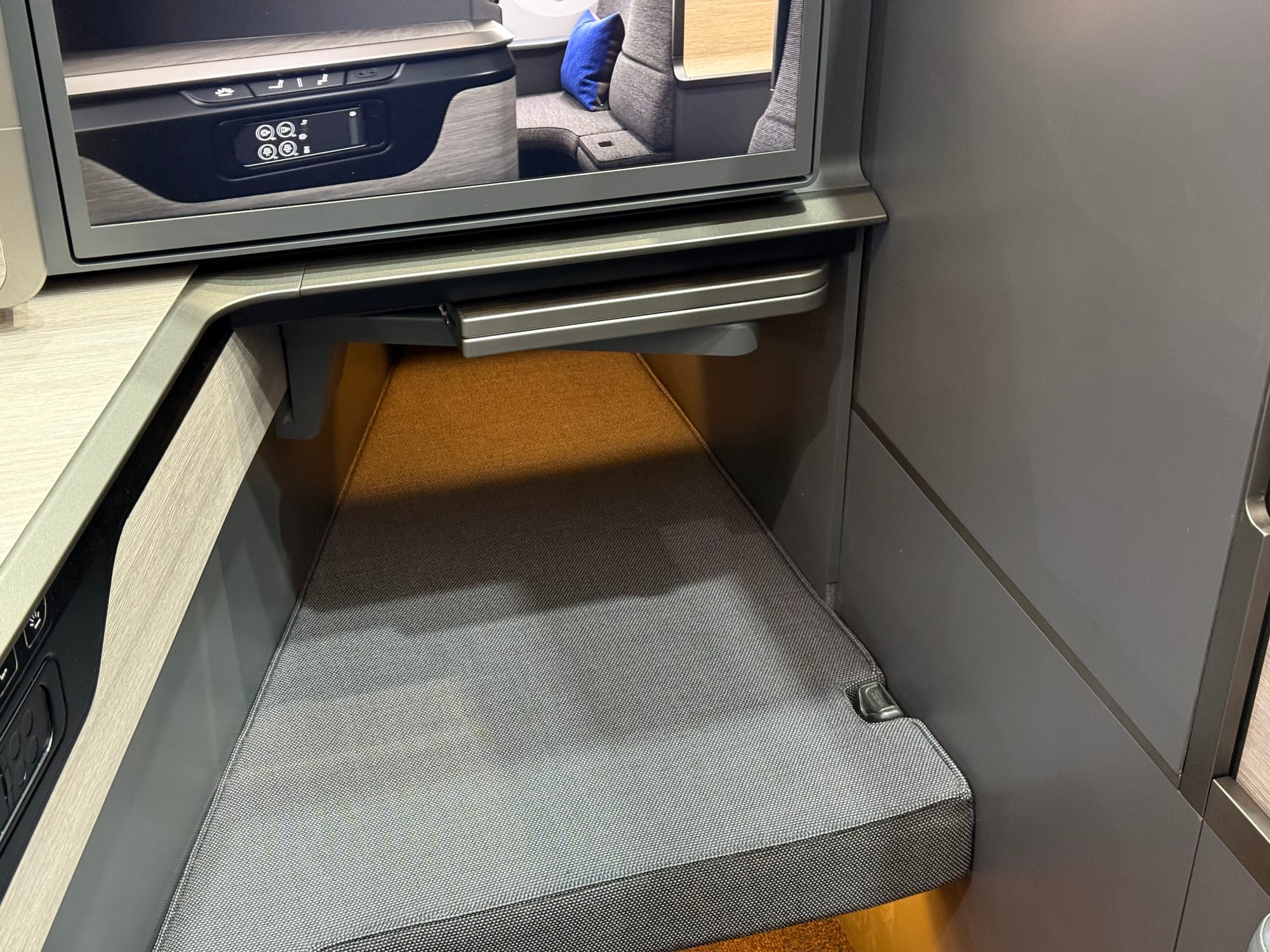 Closeup on the table mechanism, which confines foot space in the footwell somewhat.