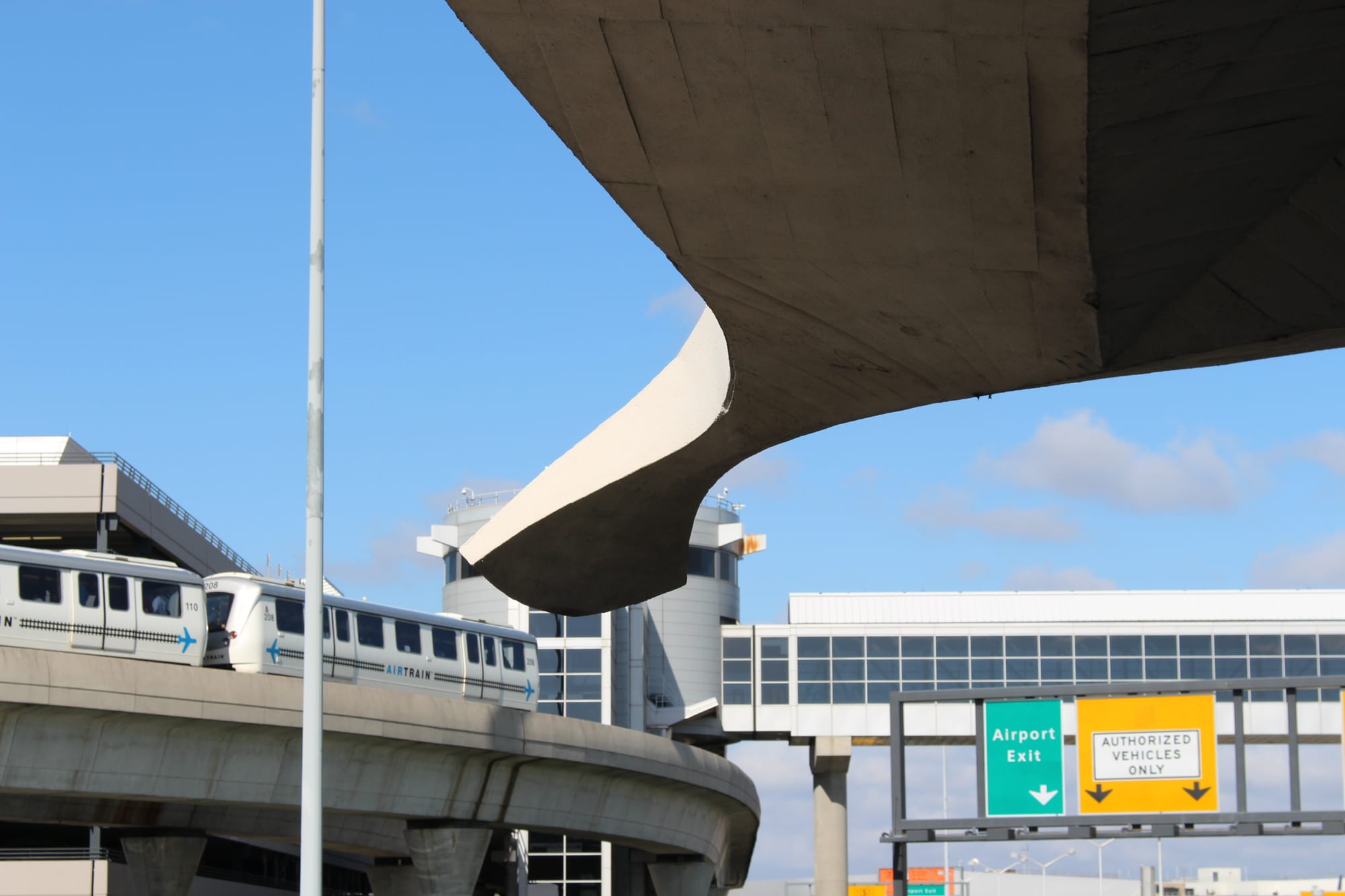 From banjo to toastrack to starfish: opportunities in the changing shape of airports and their mega-terminals