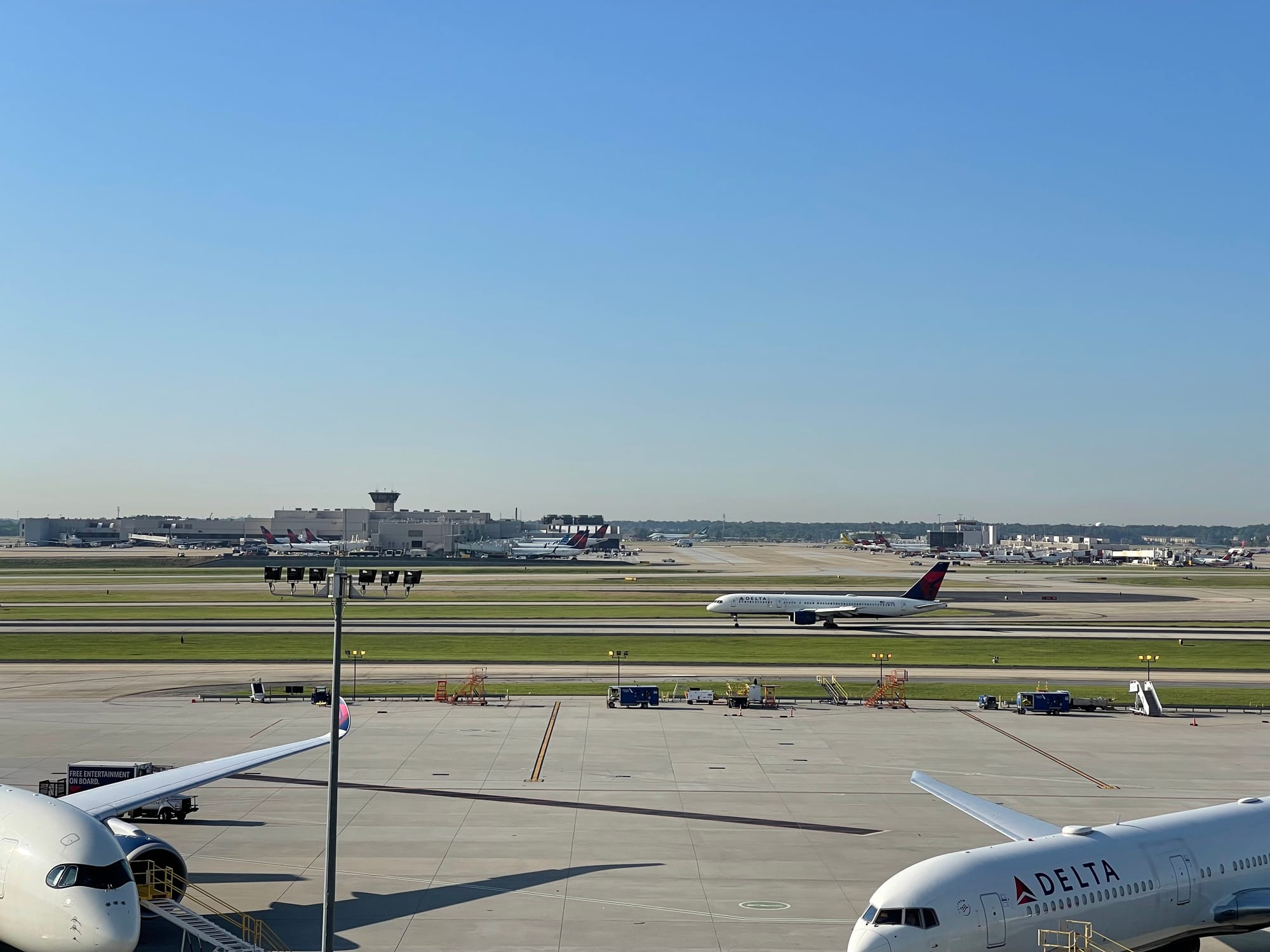 From banjo to toastrack to starfish: opportunities in the changing shape of airports and their mega-terminals