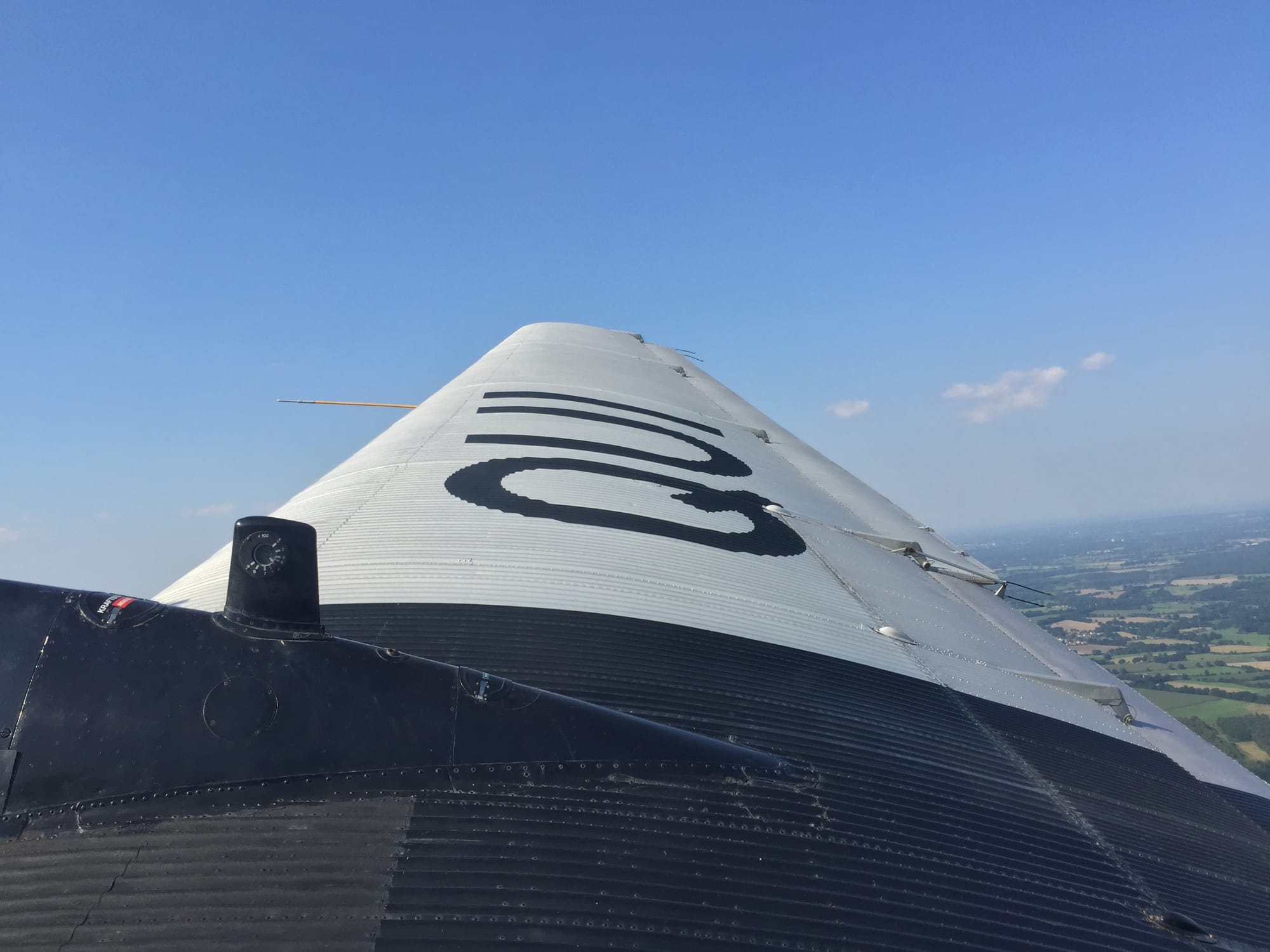 Banking shot over right wing with the "QUI" part of the registration visible.