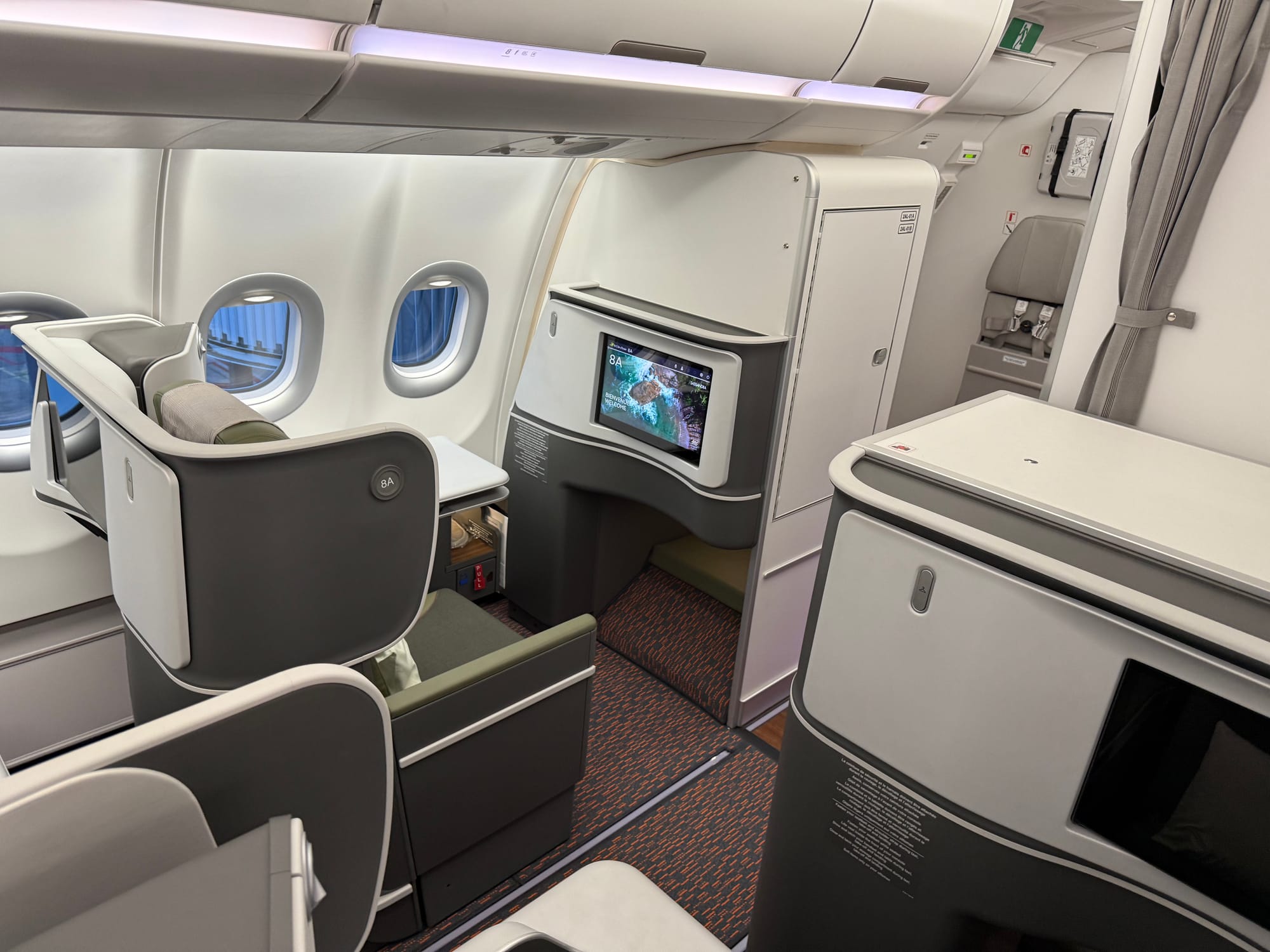 Air Côte d’Ivoire cabin, first left-hand window seat in the second cabin, with the footrest as part of a closet monument.