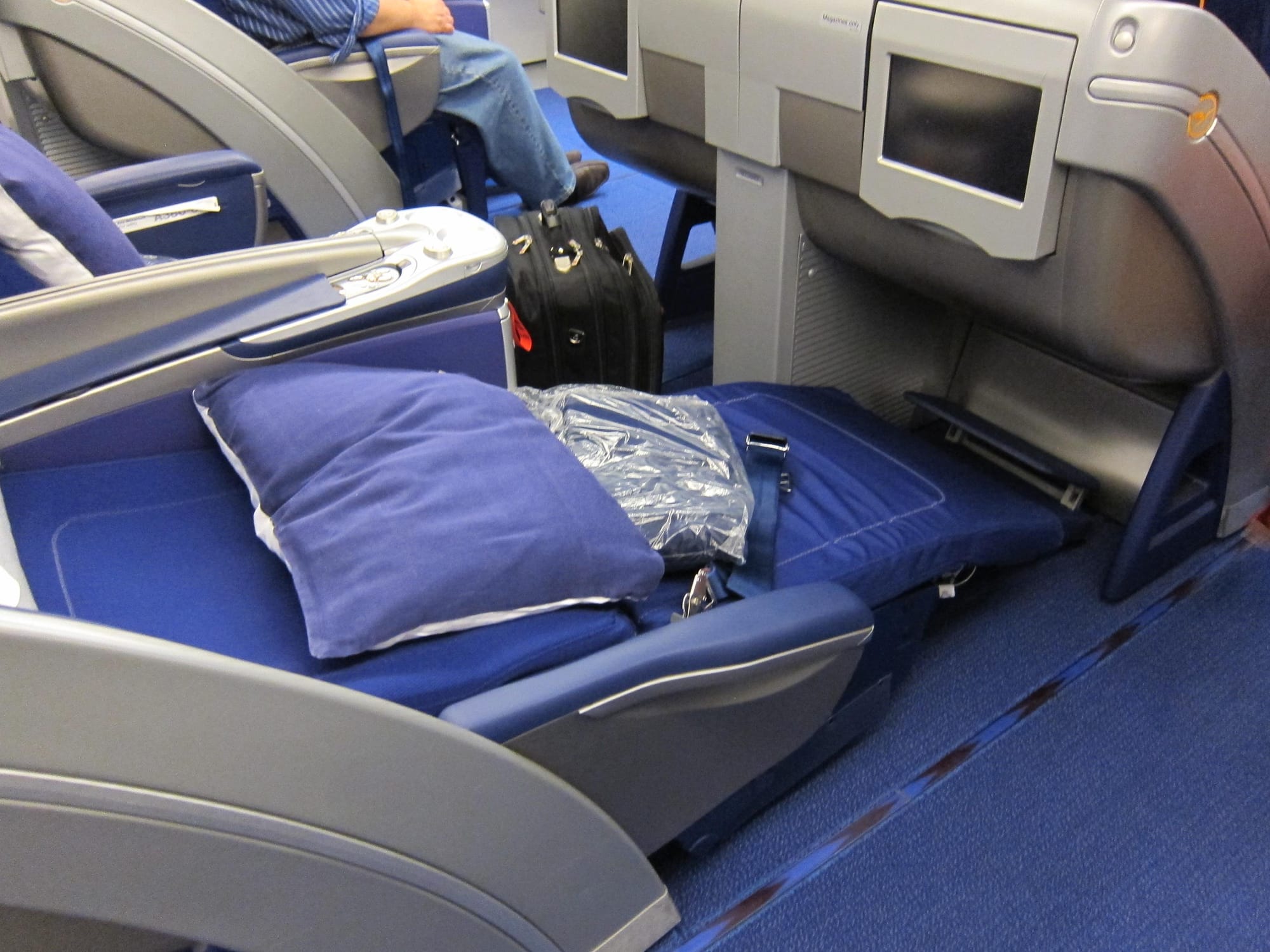 Same seat, focussing on the flat mode, which looks lumpy and uneven.