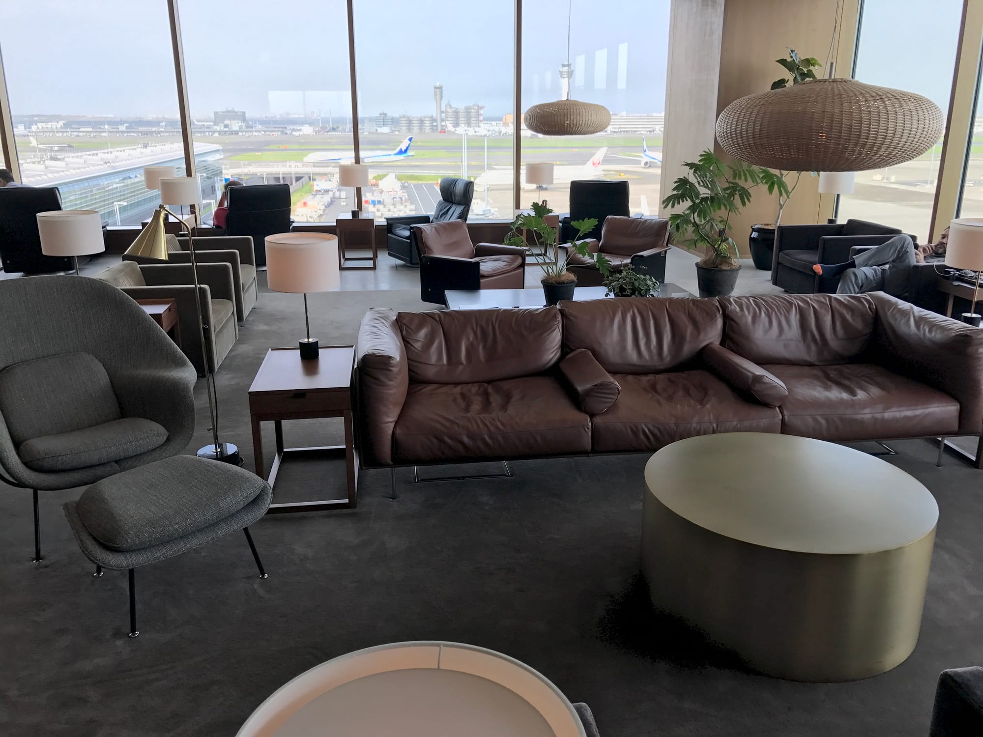Cathay lounge at Haneda, looking across the mid-century modern aesthetic and out the enormous floor-to-ceiling windows.