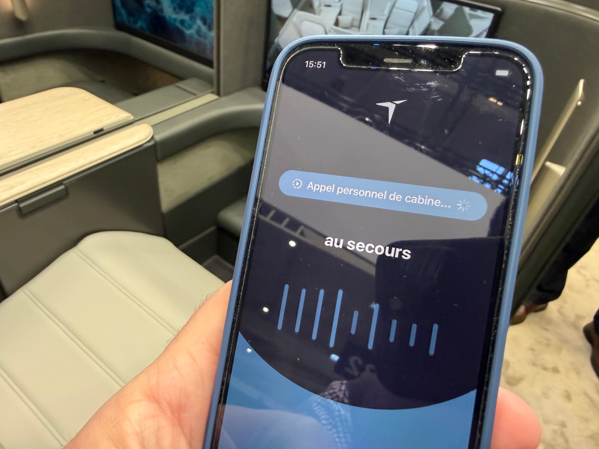 An iPhone screen showing “au secours” and “Appel personnel de cabine”.