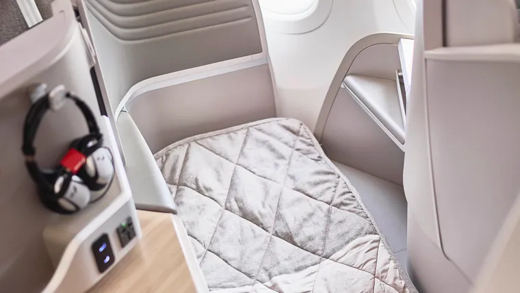 Closeup on an inward facing herringbone (Iberia/Thompson Solo) in beige on an A321neo