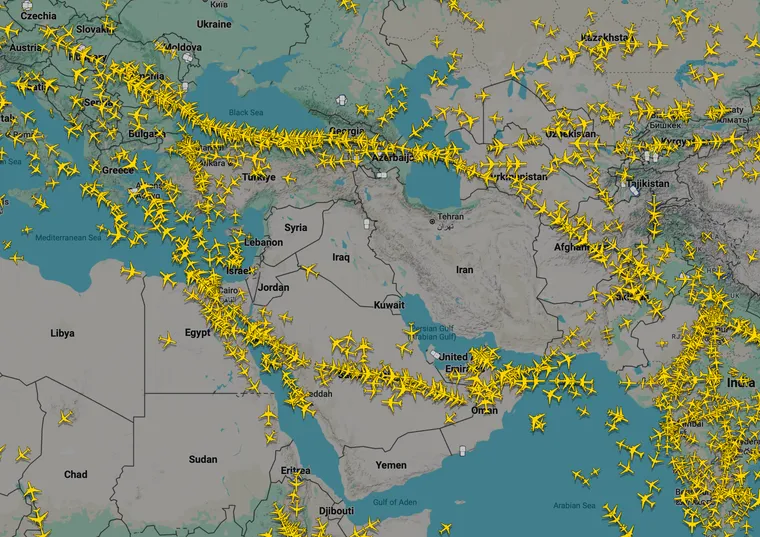 FR24 screenshot. Two corridors of flights: one across the Caucasus and into Turkmenistan and one through the middle of Saudi Arabia.