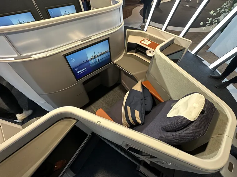 Lufthansa Allegris seat 2D mockup: a single centre throne style seat.