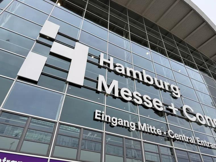 The exterior of the Hamburg Messe, Eingang Mitte • Central Entrance